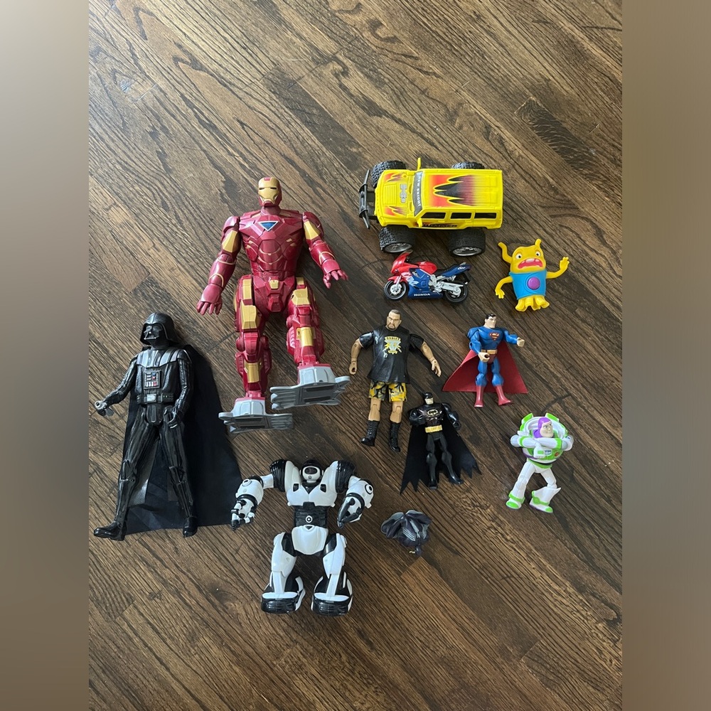 lot of 11 items  Marvel WWE Action Figures - Toys